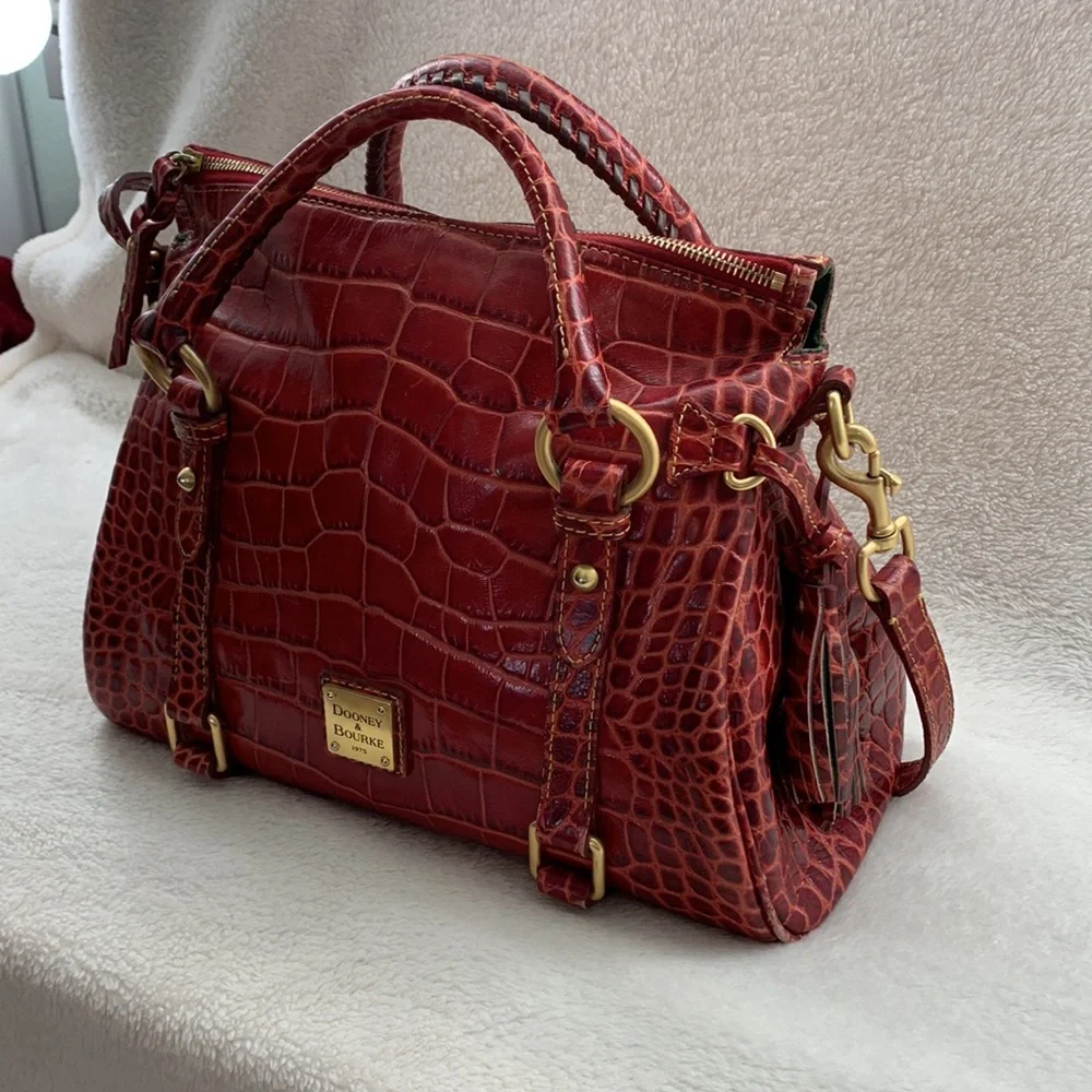 Spectacular Dooney & Bourke Red Crocodile Embossed Leather Handbag - Picture 1 of 15